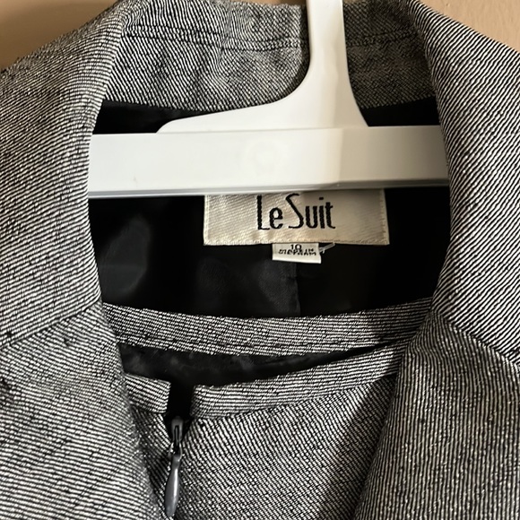 Ladies two piece skirt suit - Picture 3 of 6